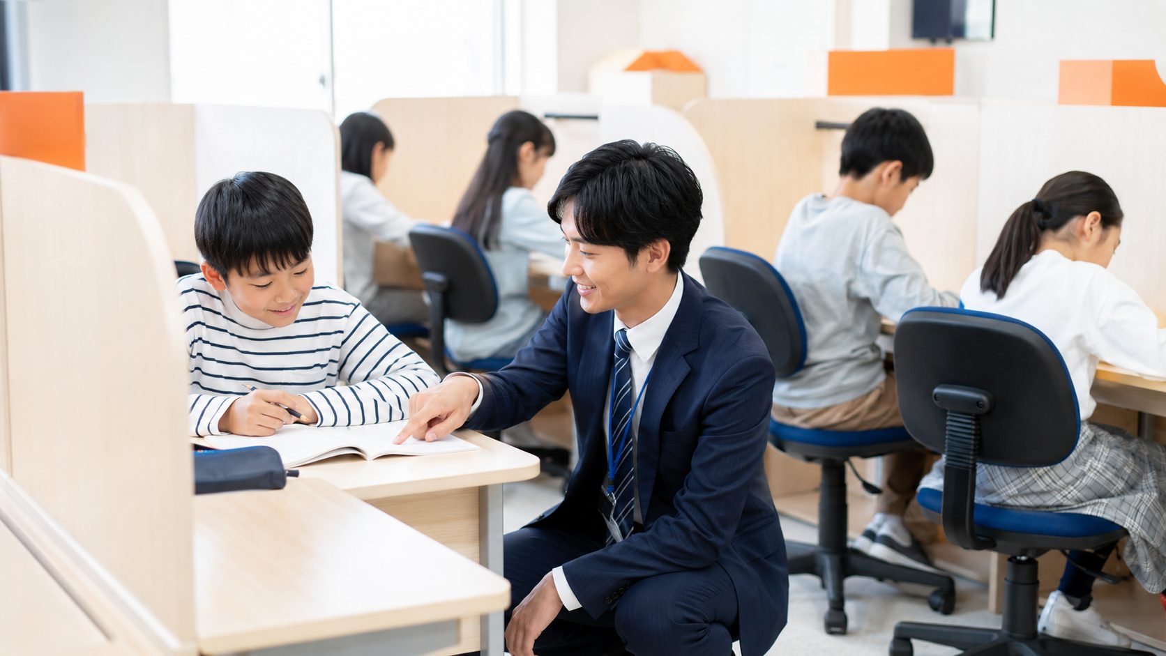 集中して学ぶ生徒たちと講師